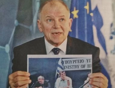 Ευρωπαίος επίτροπος για φωτογραφία Πολάκη με τσιγάρο: «Είναι ντροπή - Δεν καταλαβαίνει τίποτα από υγεία»